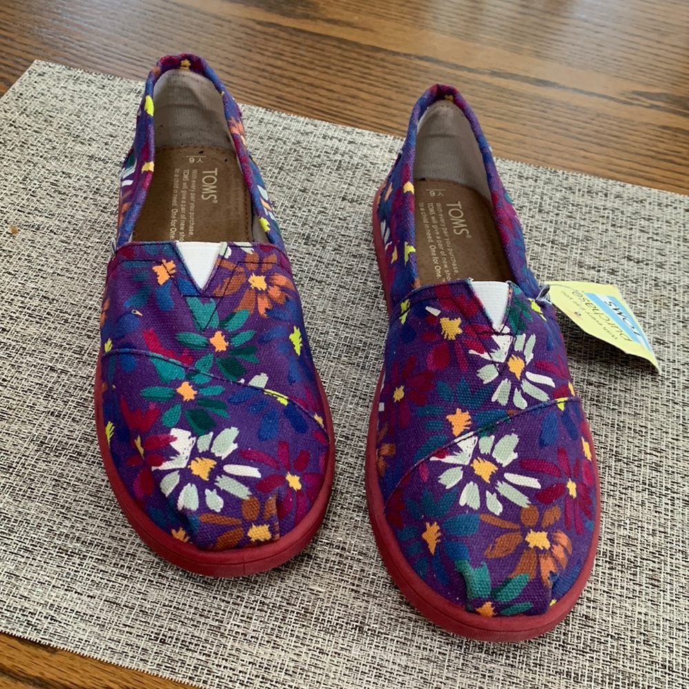 Toms Youth 6 Purple Floral Shoes NWT